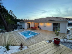 Villa Les Pins, terrasse, piscine et jardin clôt, vue forêt